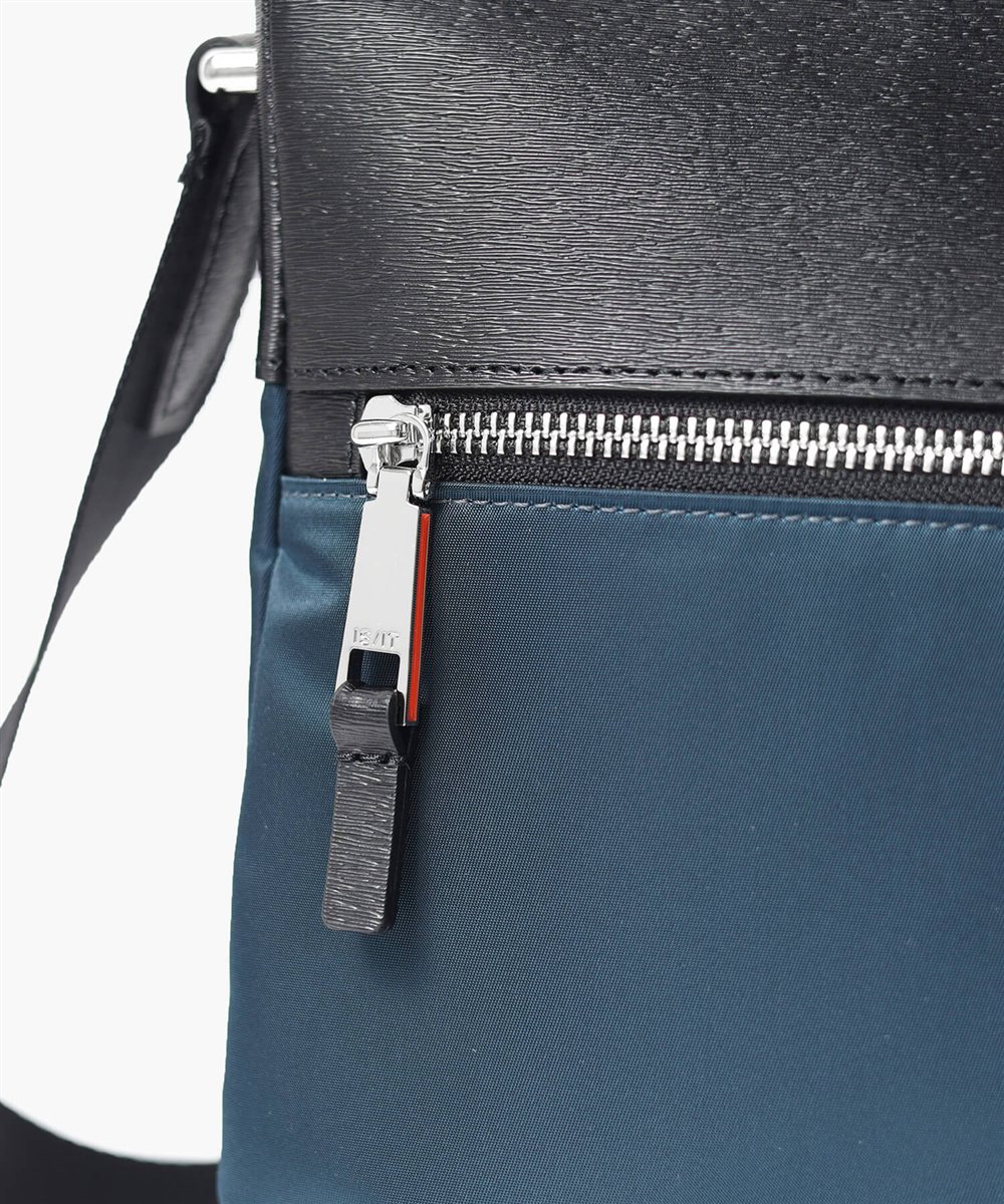 イズイット  アンプル ショルダーバッグ A4