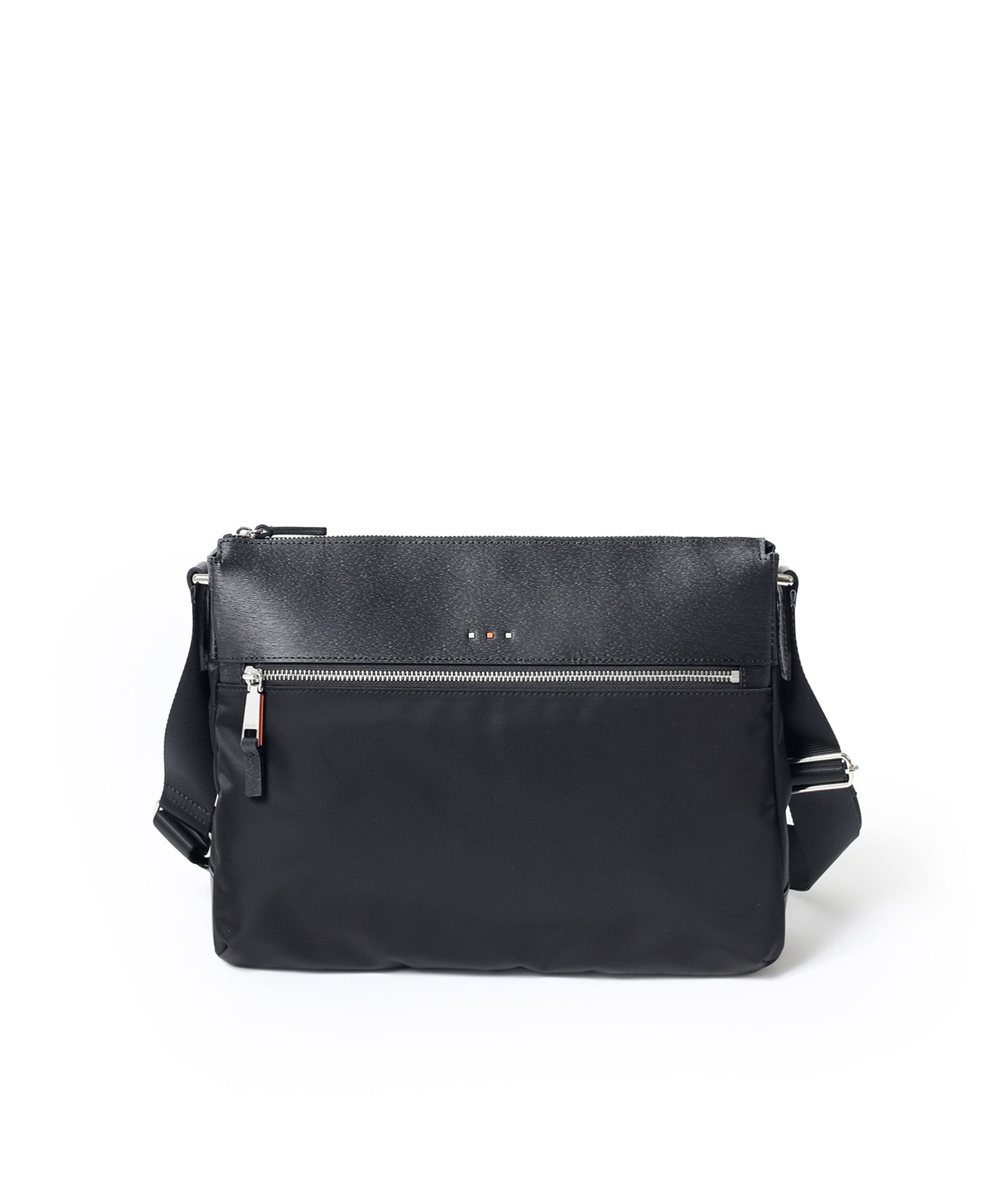 イズイット  アンプル ショルダーバッグ A4