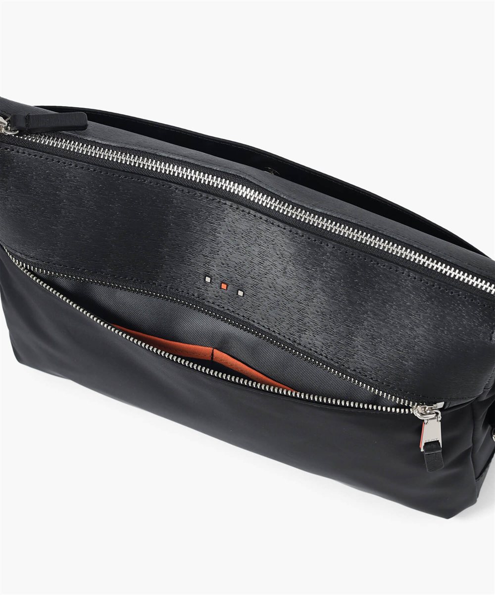 イズイット  アンプル ショルダーバッグ A4