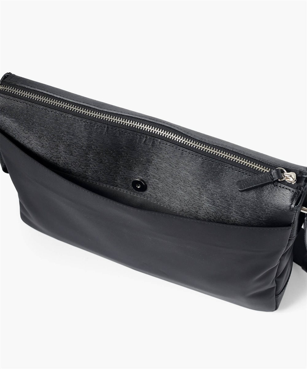 イズイット  アンプル ショルダーバッグ A4