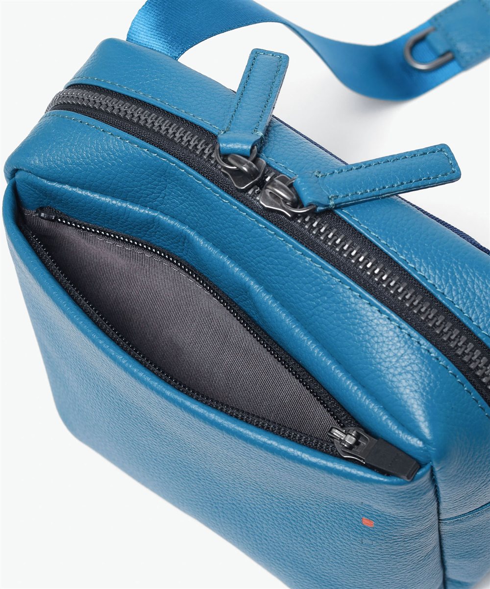 イズイット トラニオン レザーミニショルダーバッグ