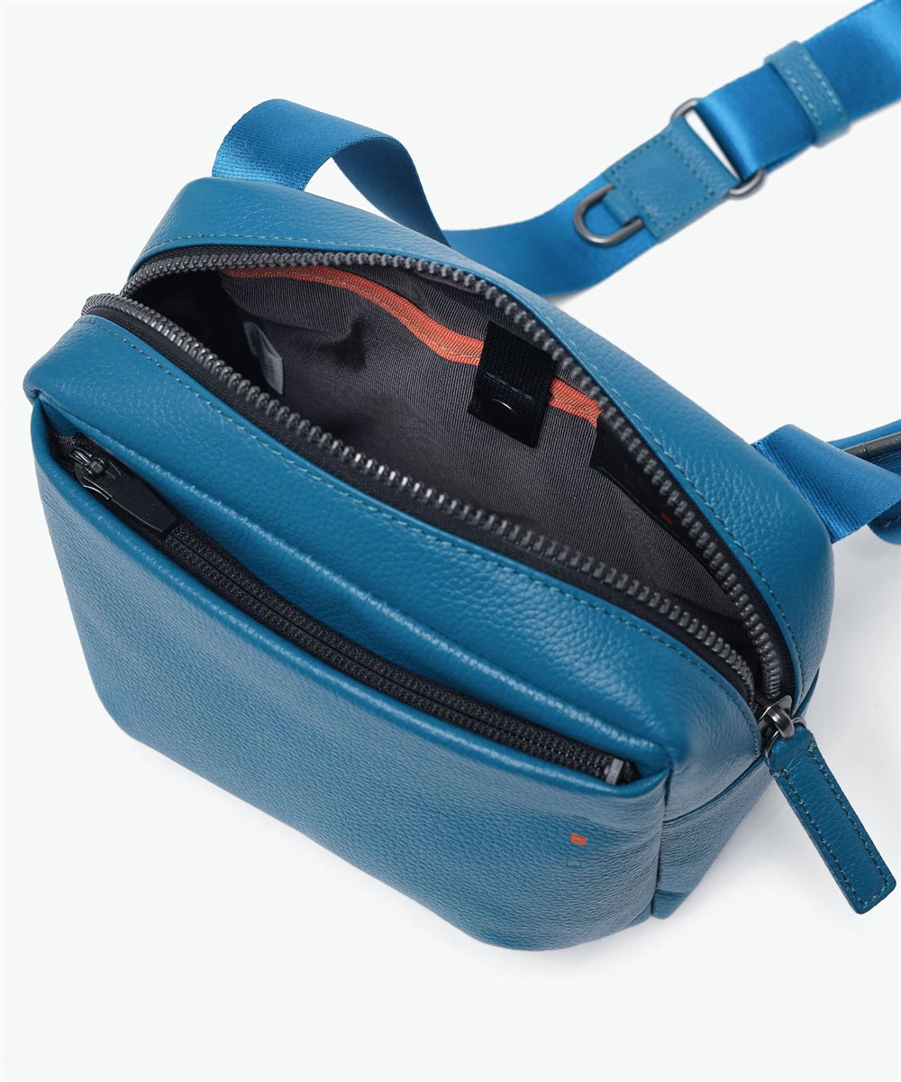 イズイット トラニオン レザーミニショルダーバッグ