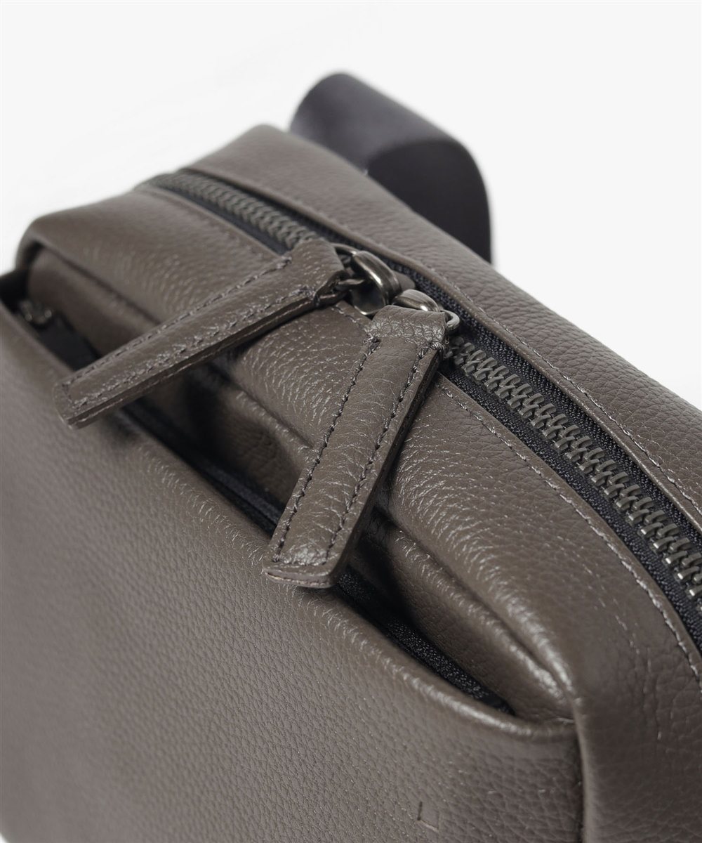 イズイット トラニオン レザーミニショルダーバッグ