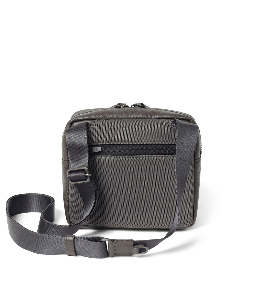 イズイット トラニオン レザーミニショルダーバッグ