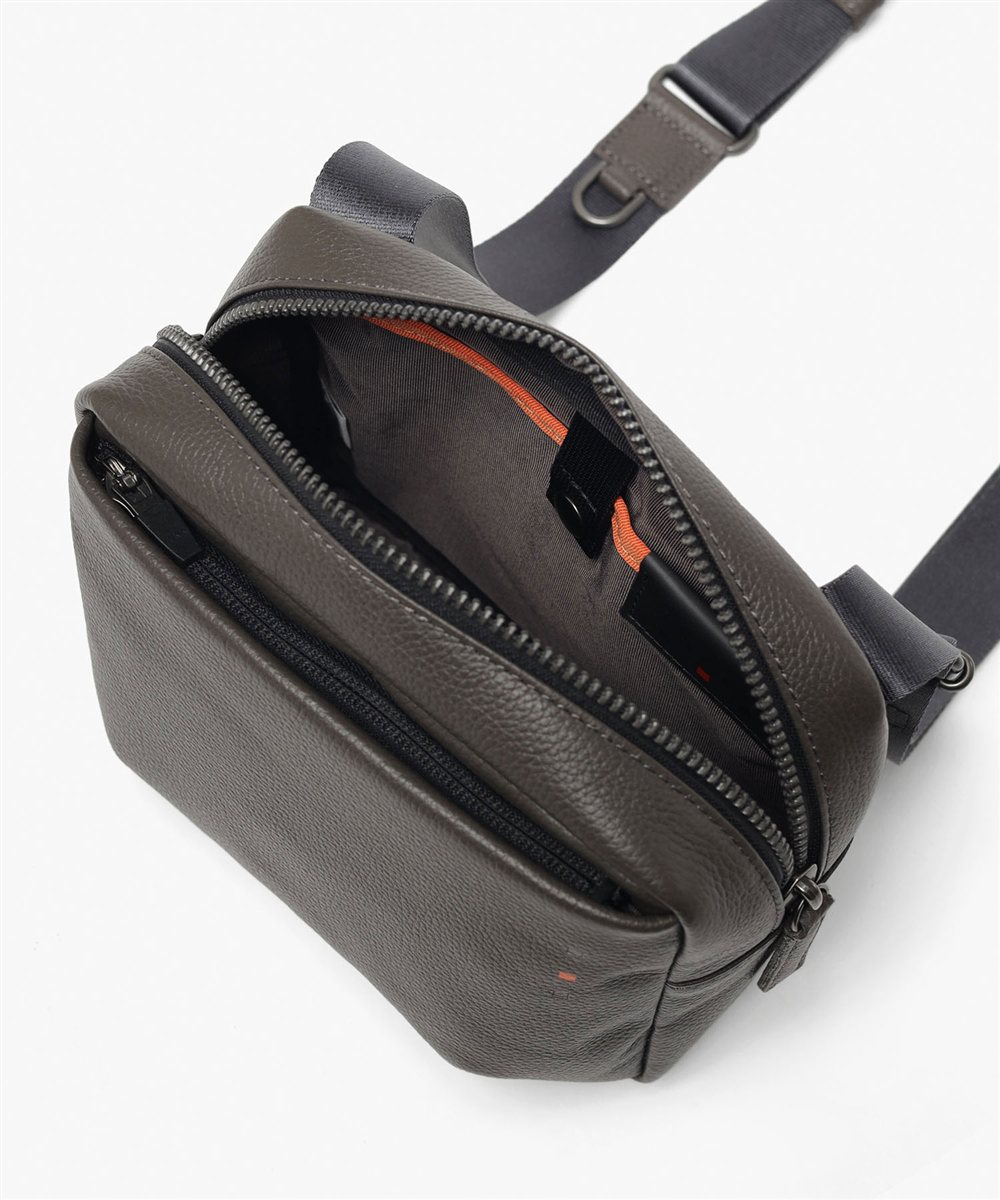 イズイット トラニオン レザーミニショルダーバッグ