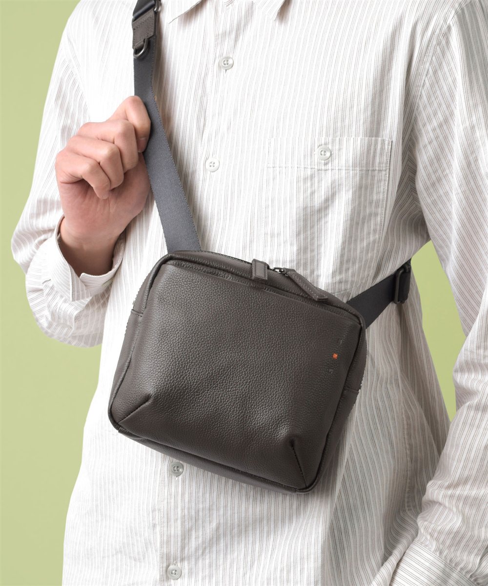 イズイット トラニオン レザーミニショルダーバッグ