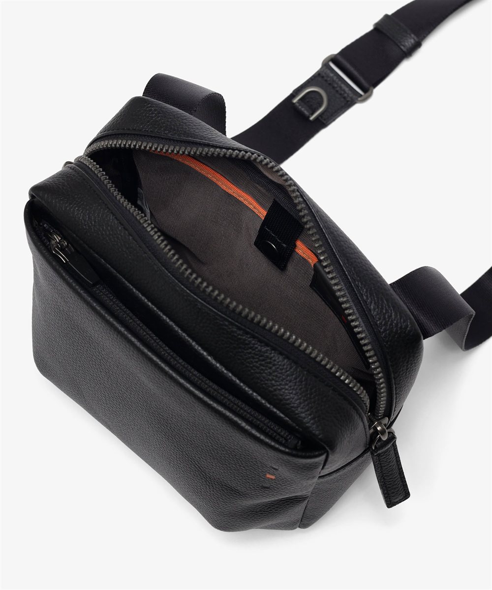 イズイット トラニオン レザーミニショルダーバッグ