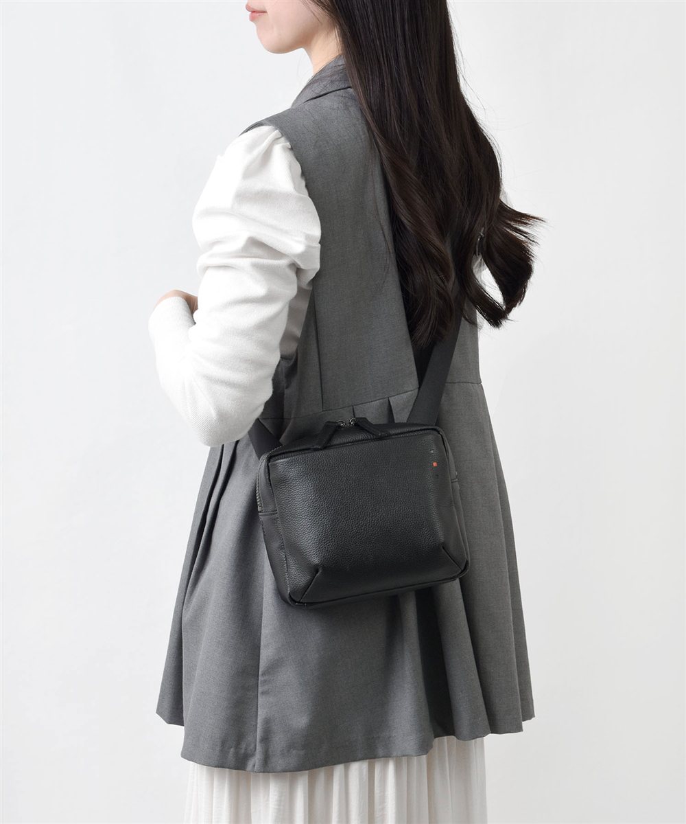 イズイット トラニオン レザーミニショルダーバッグ