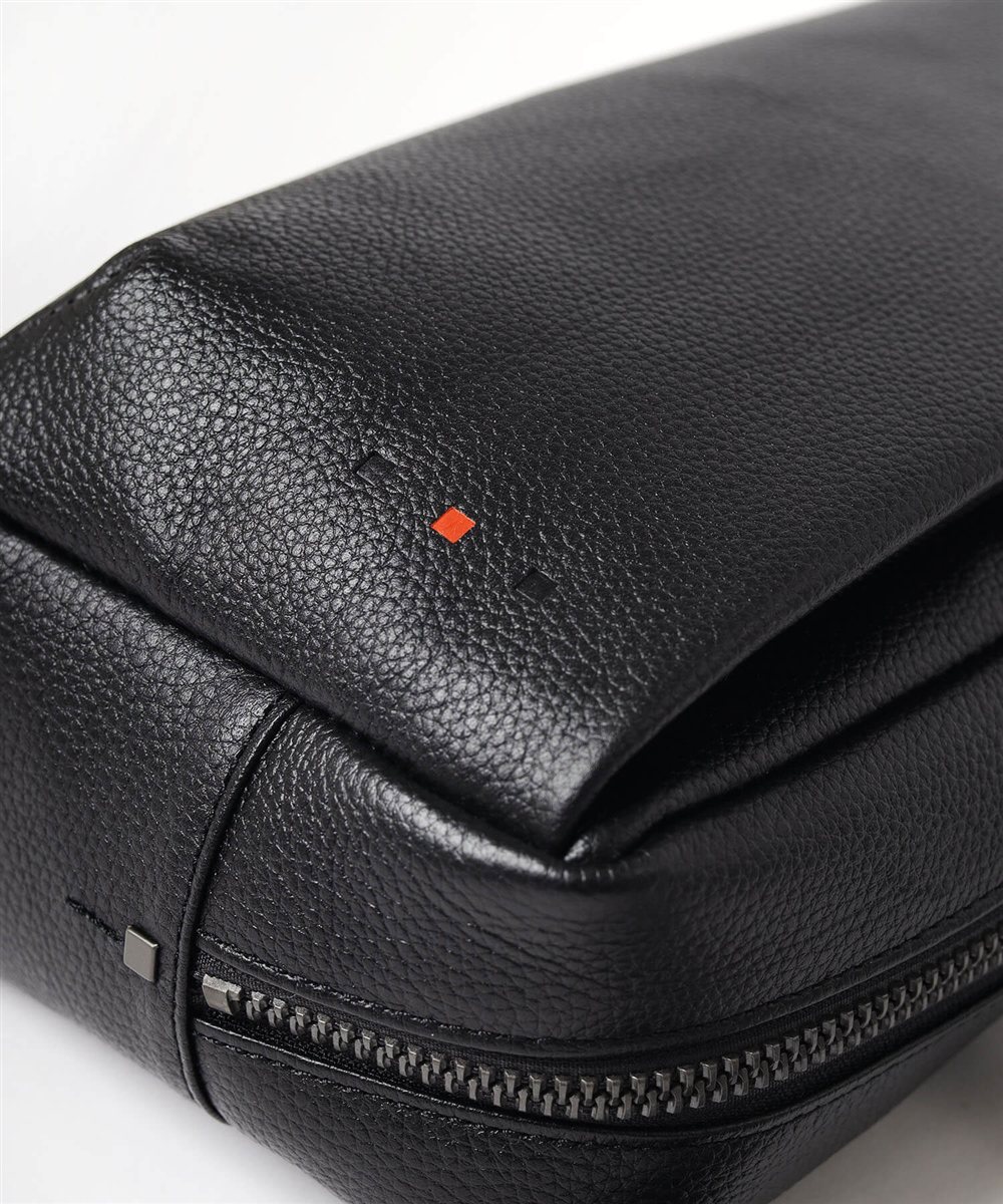 イズイット トラニオン レザーミニショルダーバッグ ヨコ型