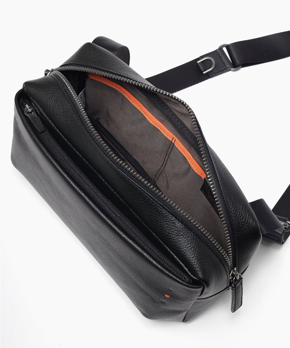 イズイット トラニオン レザーミニショルダーバッグ ヨコ型