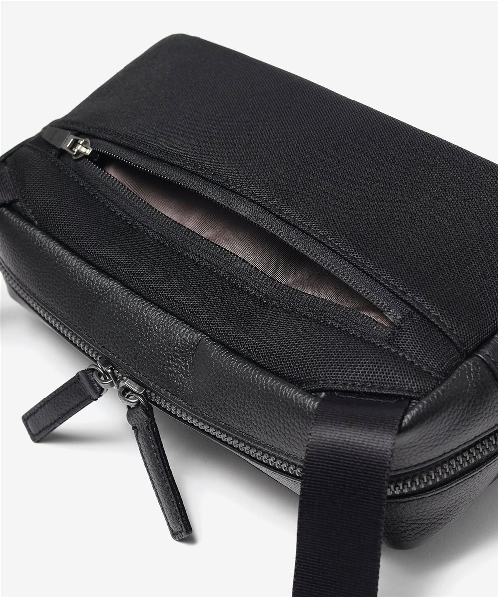 イズイット トラニオン レザーミニショルダーバッグ ヨコ型