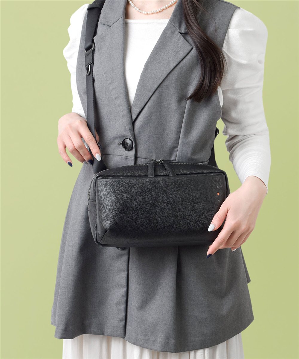 イズイット トラニオン レザーミニショルダーバッグ ヨコ型