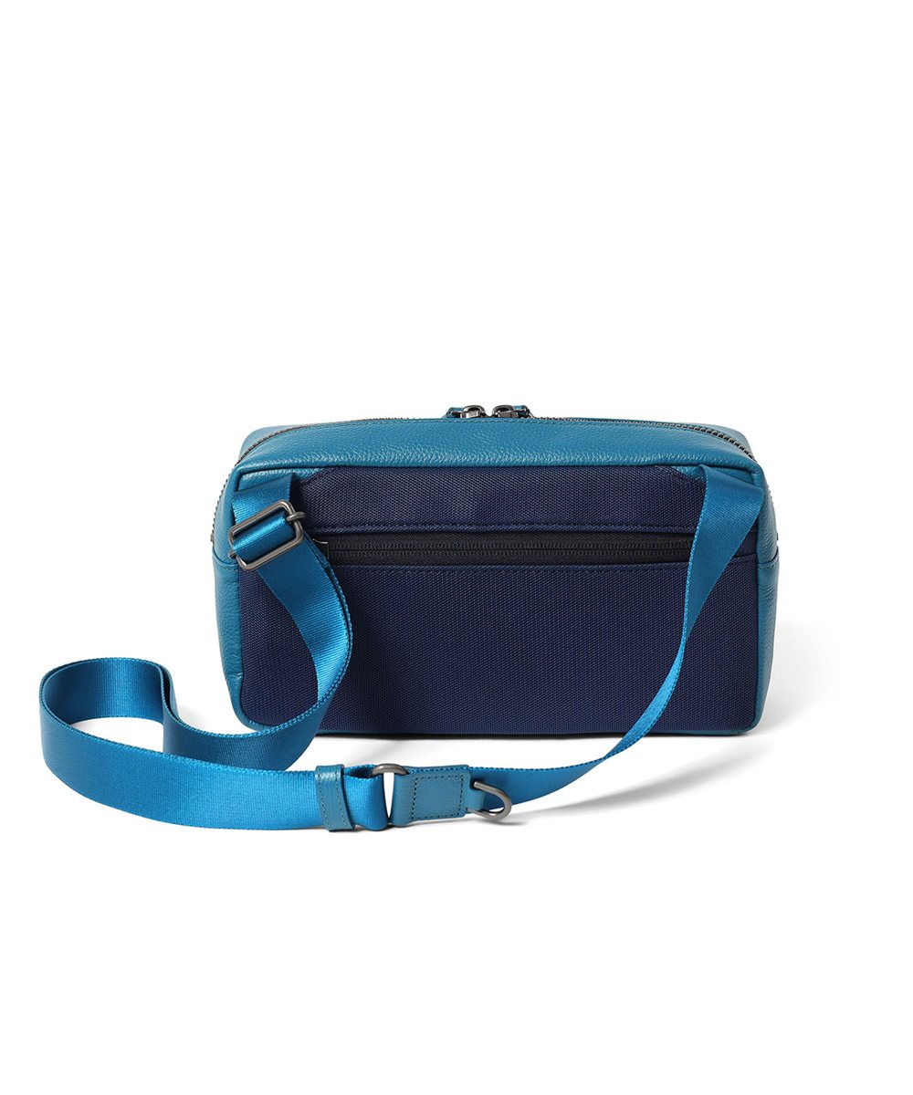 イズイット トラニオン レザーミニショルダーバッグ ヨコ型