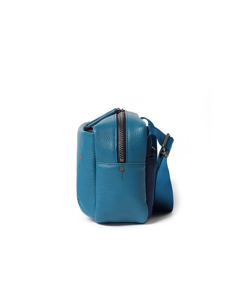 イズイット トラニオン レザーミニショルダーバッグ ヨコ型