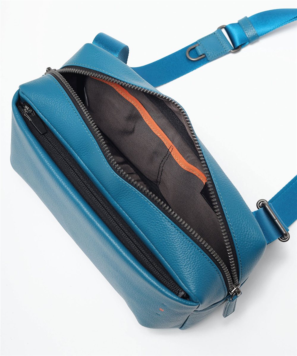 イズイット トラニオン レザーミニショルダーバッグ ヨコ型