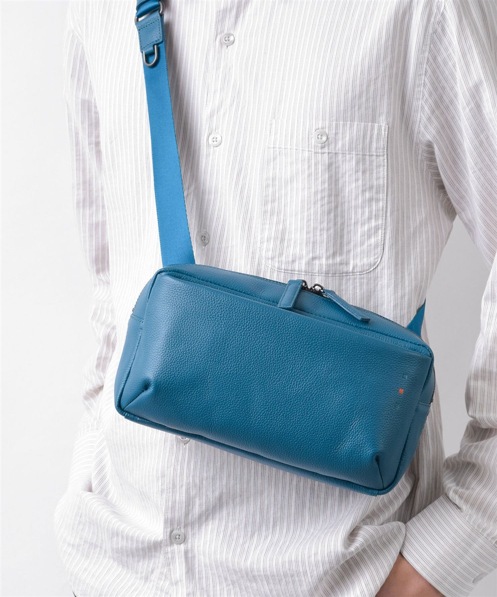 イズイット トラニオン レザーミニショルダーバッグ ヨコ型