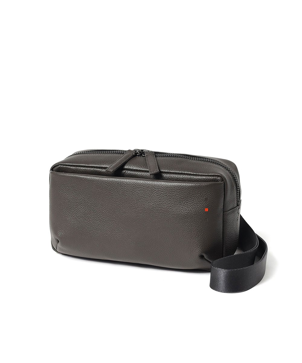 イズイット トラニオン レザーミニショルダーバッグ ヨコ型