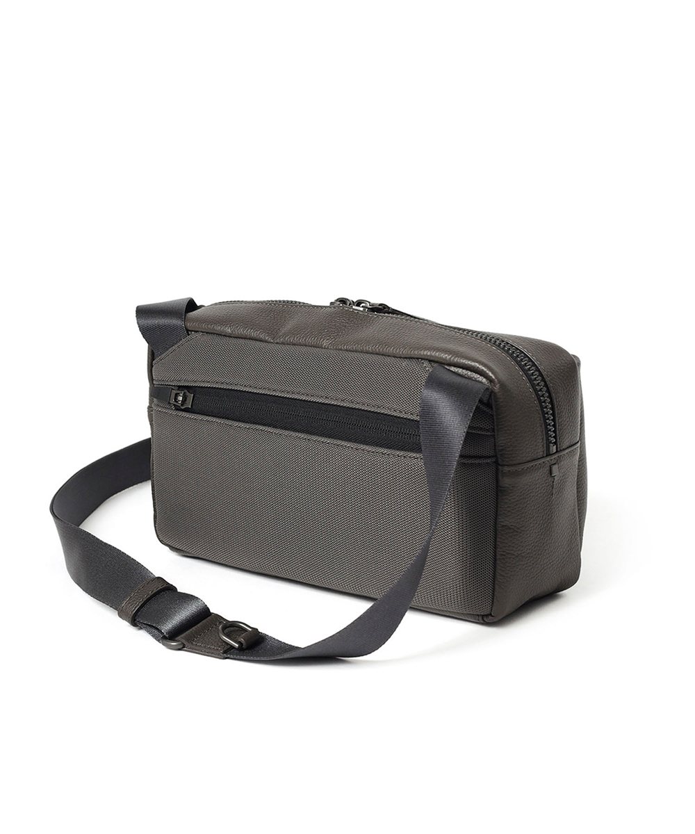 イズイット トラニオン レザーミニショルダーバッグ ヨコ型