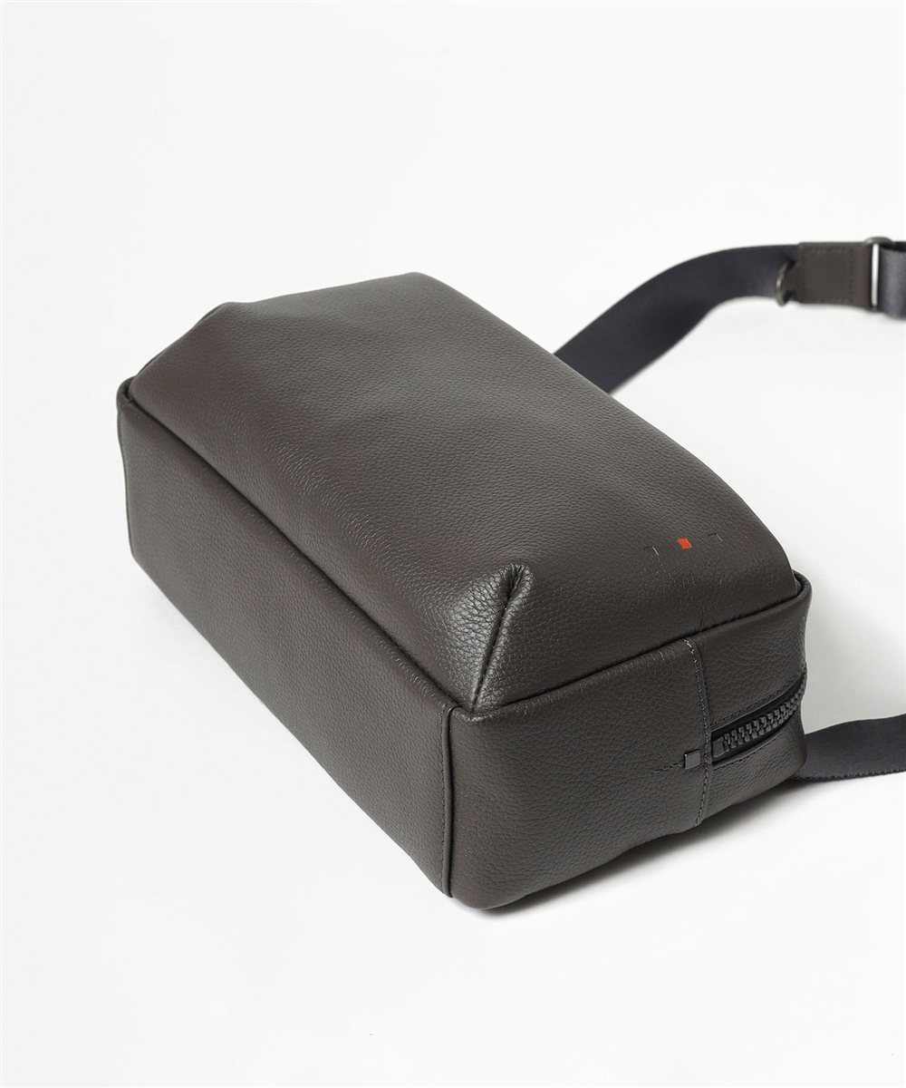 イズイット トラニオン レザーミニショルダーバッグ ヨコ型