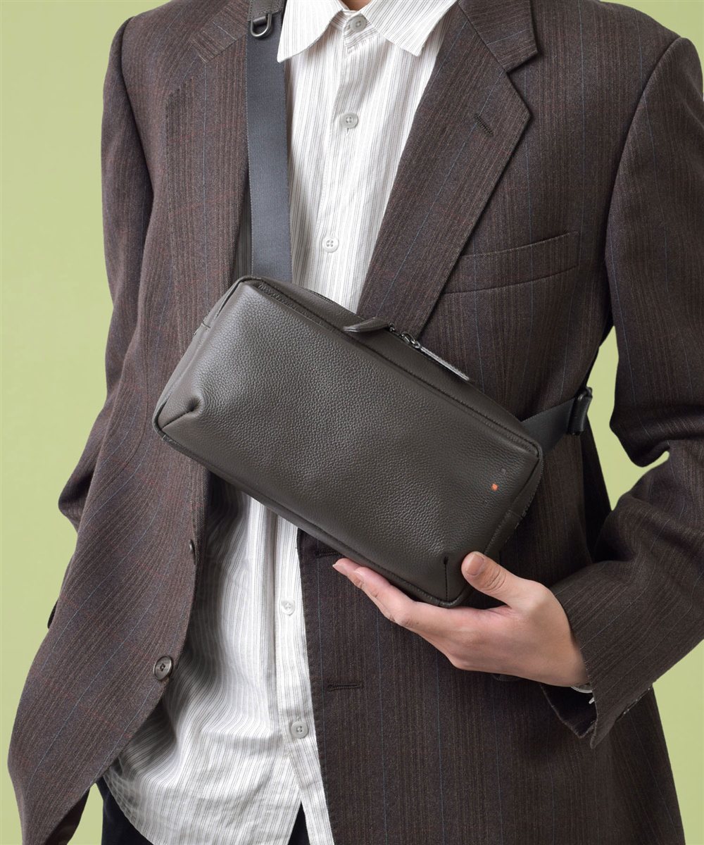 イズイット トラニオン レザーミニショルダーバッグ ヨコ型