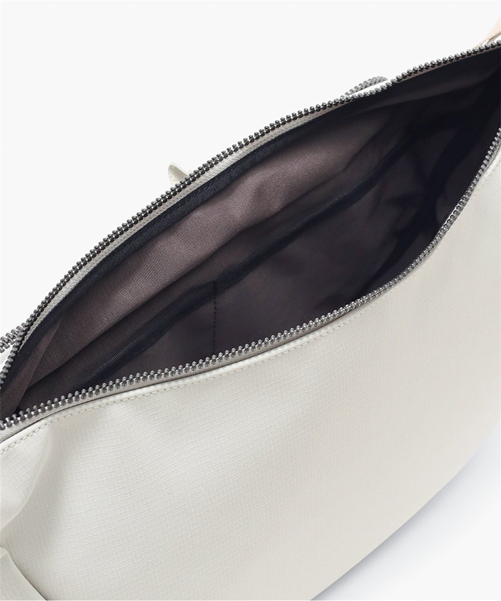 イズイット トリクル ショルダーバッグ B5 半月型