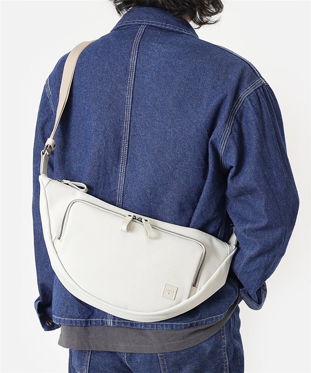 イズイット トリクル ショルダーバッグ B5 半月型