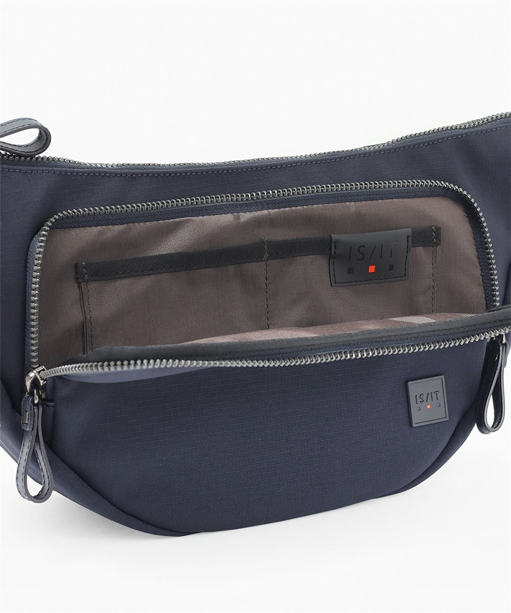 イズイット トリクル ショルダーバッグ B5 半月型