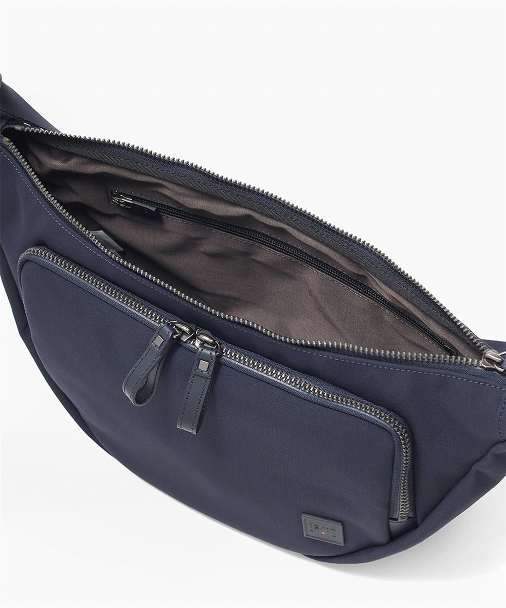 イズイット トリクル ショルダーバッグ B5 半月型