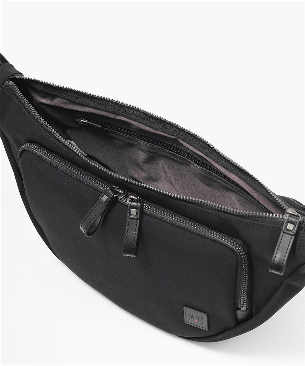 イズイット トリクル ショルダーバッグ B5 半月型