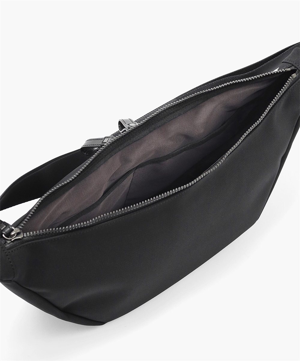 イズイット トリクル ショルダーバッグ B5 半月型