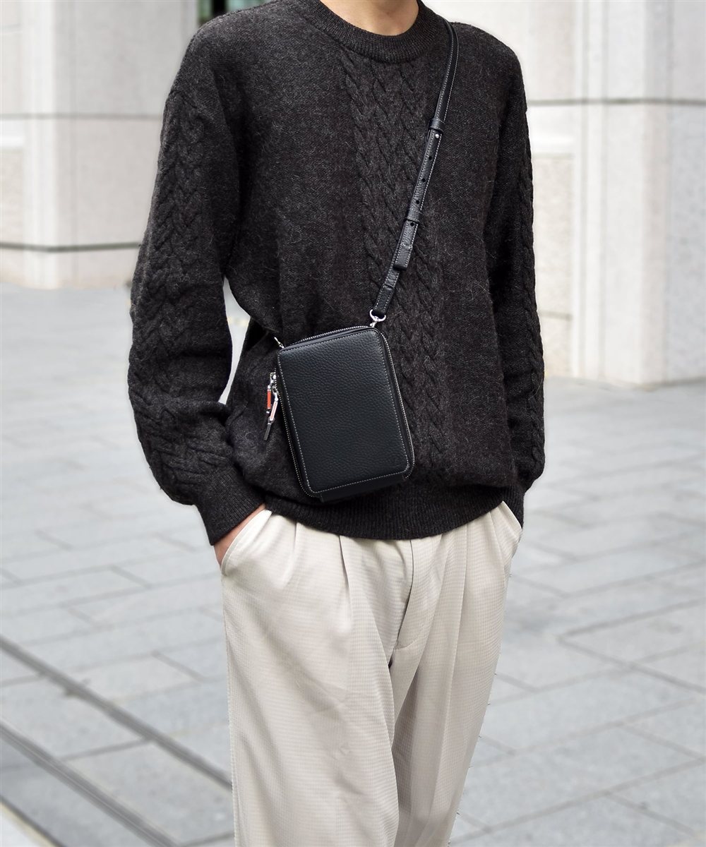 イズイット ノボ レザーミニショルダーバッグ  厚マチ