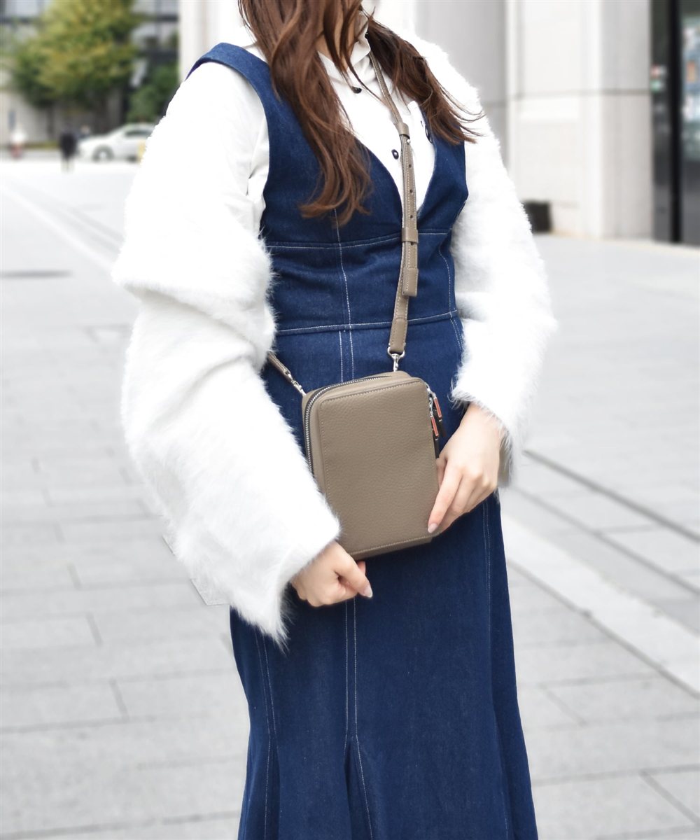 イズイット ノボ レザーミニショルダーバッグ  厚マチ