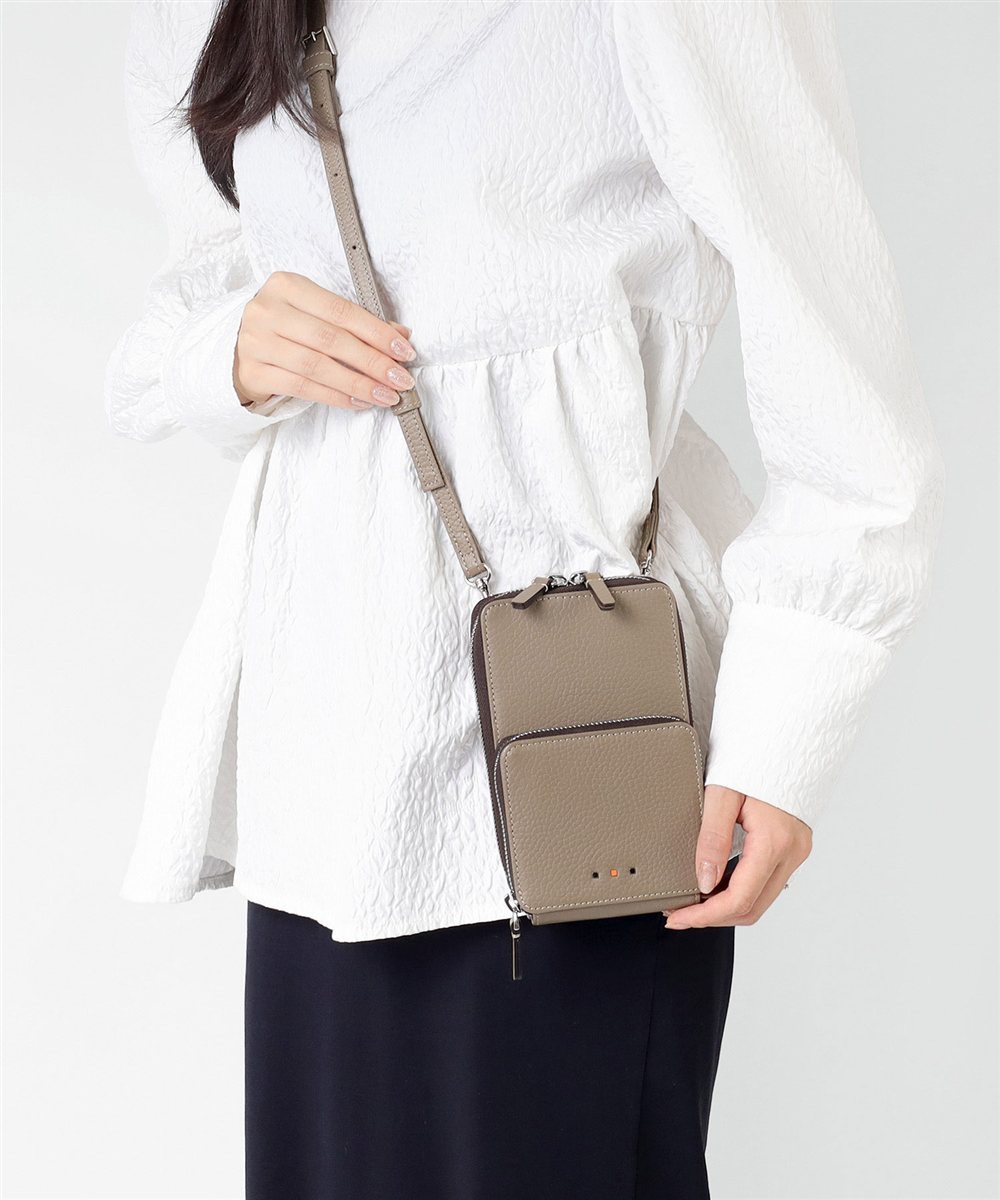 イズイット ボーノ レザースマホショルダーバッグ