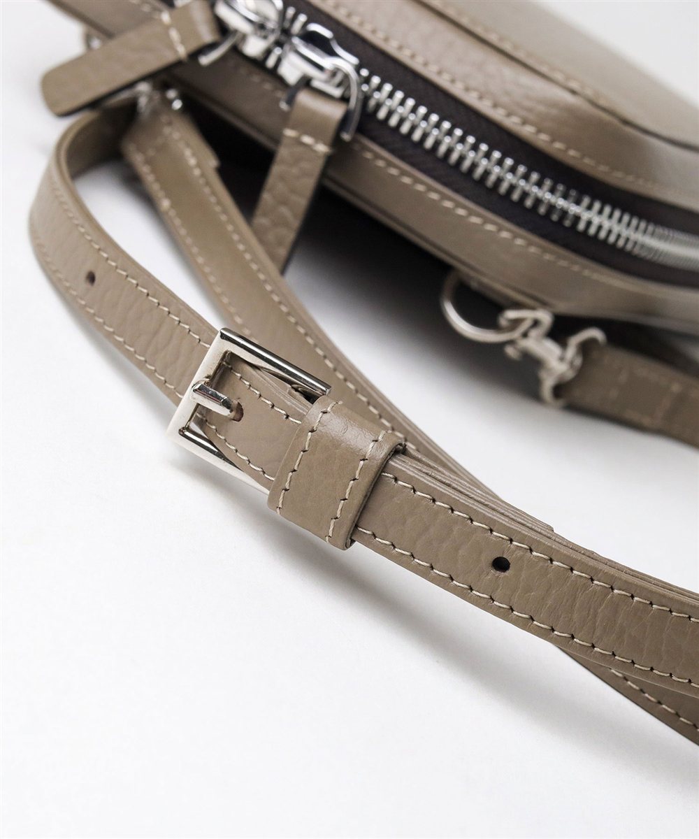 イズイット ボーノ レザースマホショルダーバッグ 厚マチ