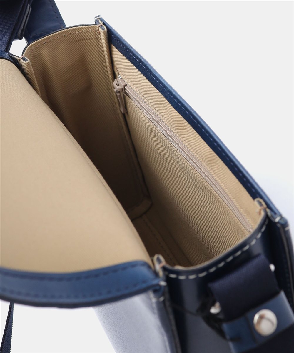 イズイット ユーゲント スクエアレザーショルダーバッグ