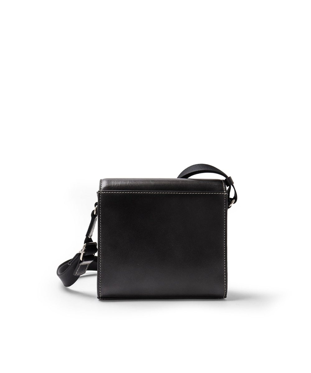イズイット ユーゲント スクエアレザーショルダーバッグ