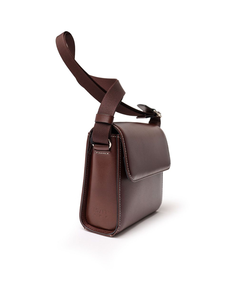 イズイット ユーゲント スクエアレザーショルダーバッグ