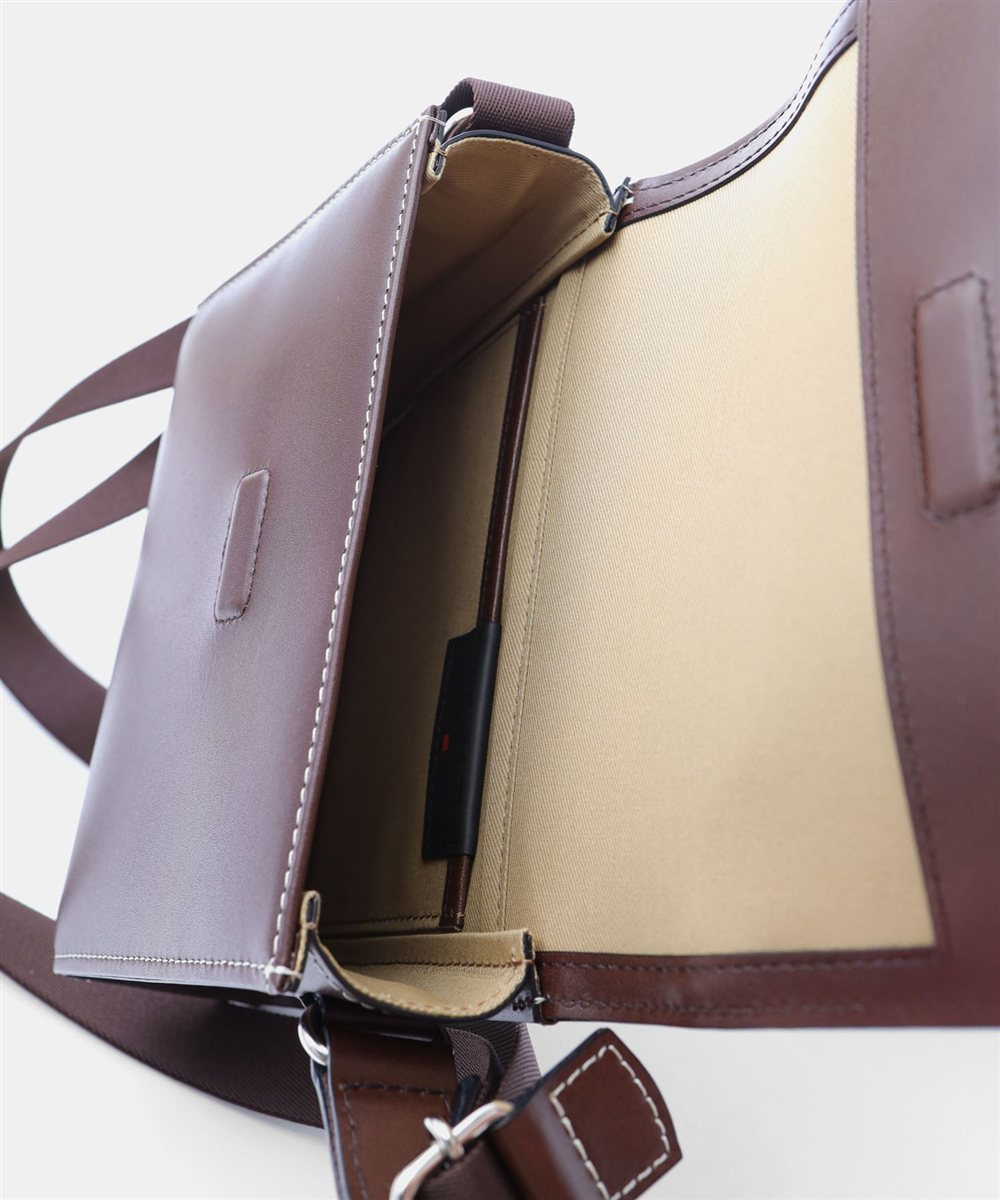 イズイット ユーゲント スクエアレザーショルダーバッグ