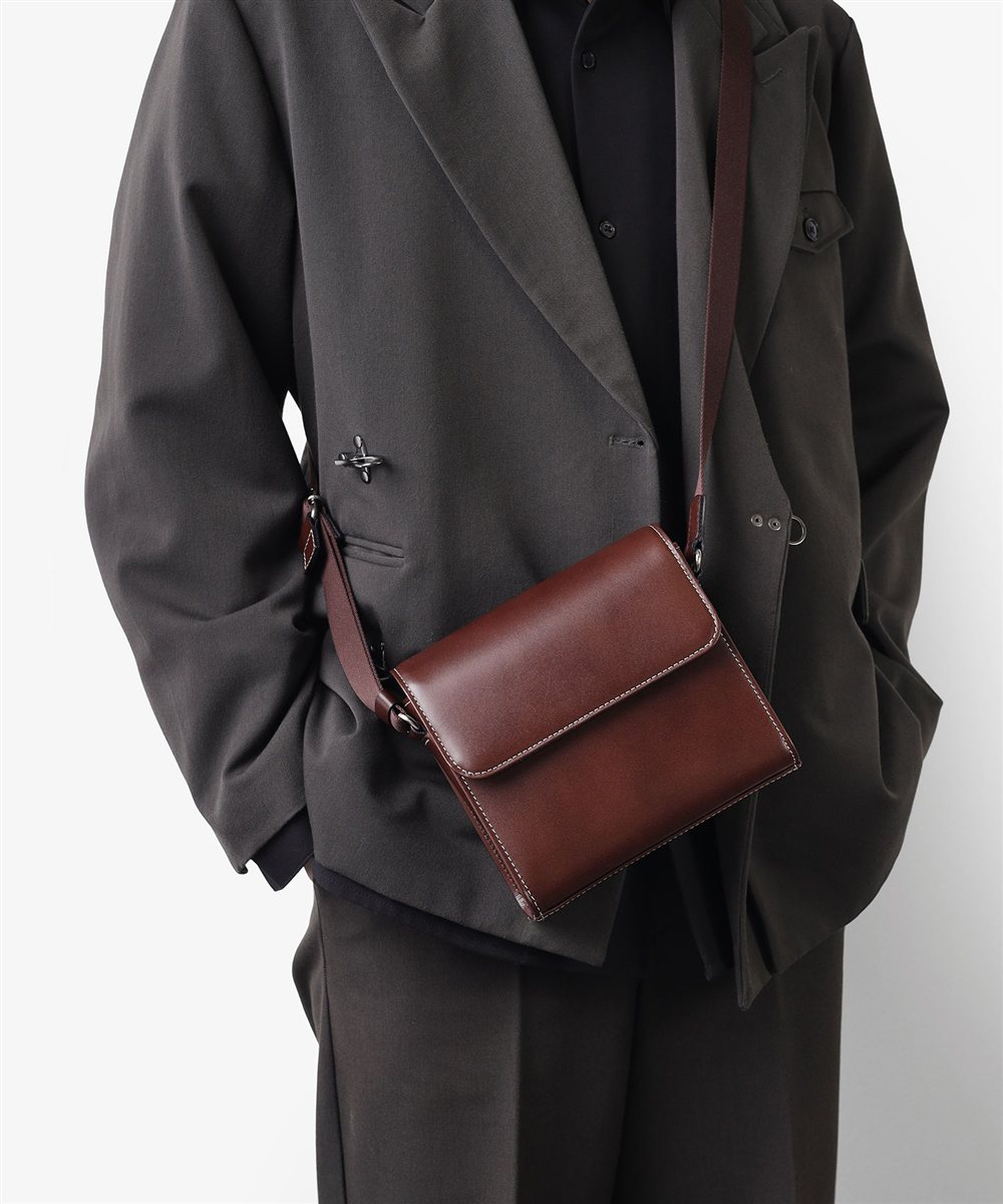 イズイット ユーゲント スクエアレザーショルダーバッグ