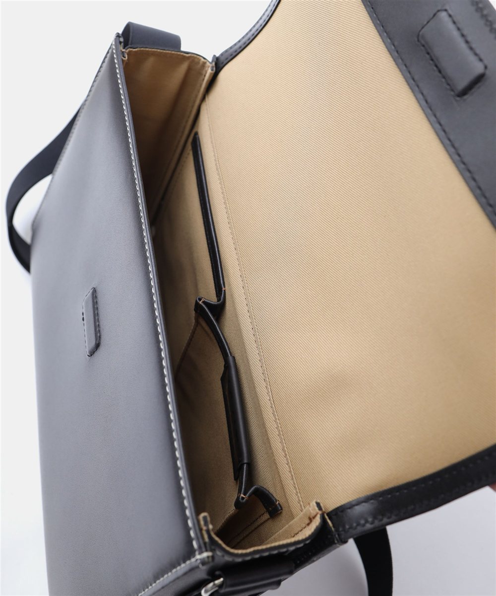 イズイット ユーゲント レザーショルダーバッグ