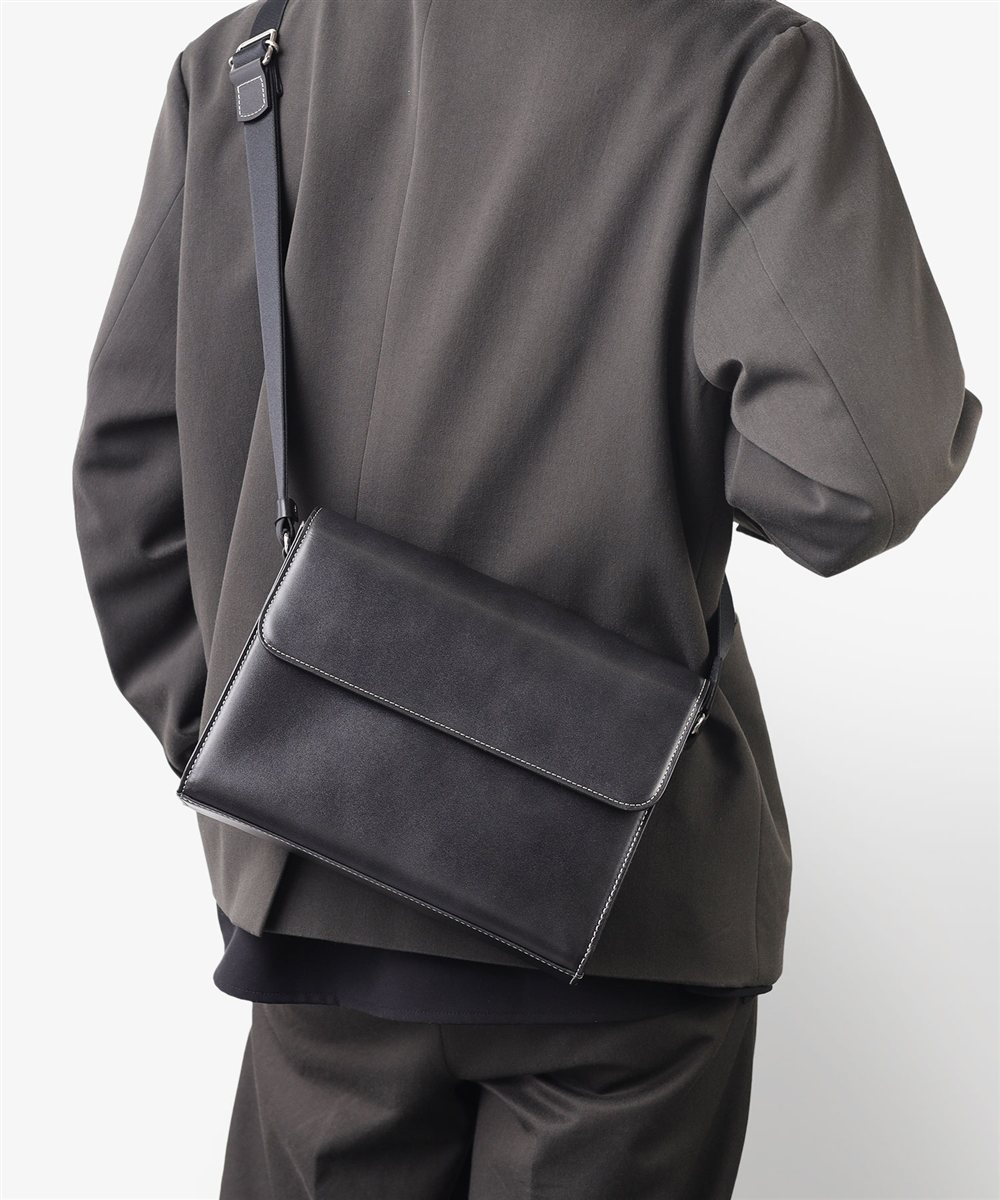 イズイット ユーゲント レザーショルダーバッグ