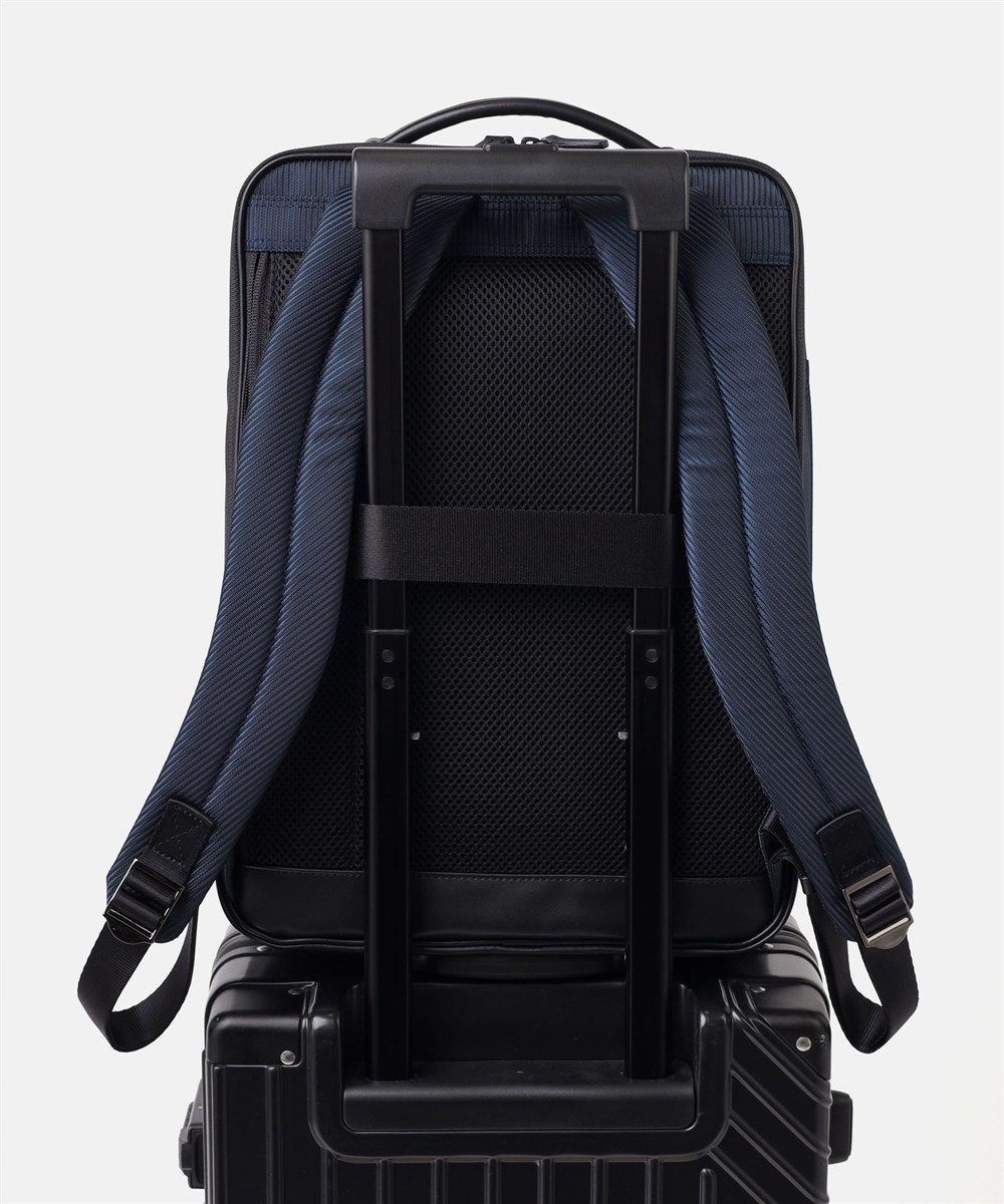 イズイット グリッド ビジネスリュック B4 2層 15.6インチPC対応