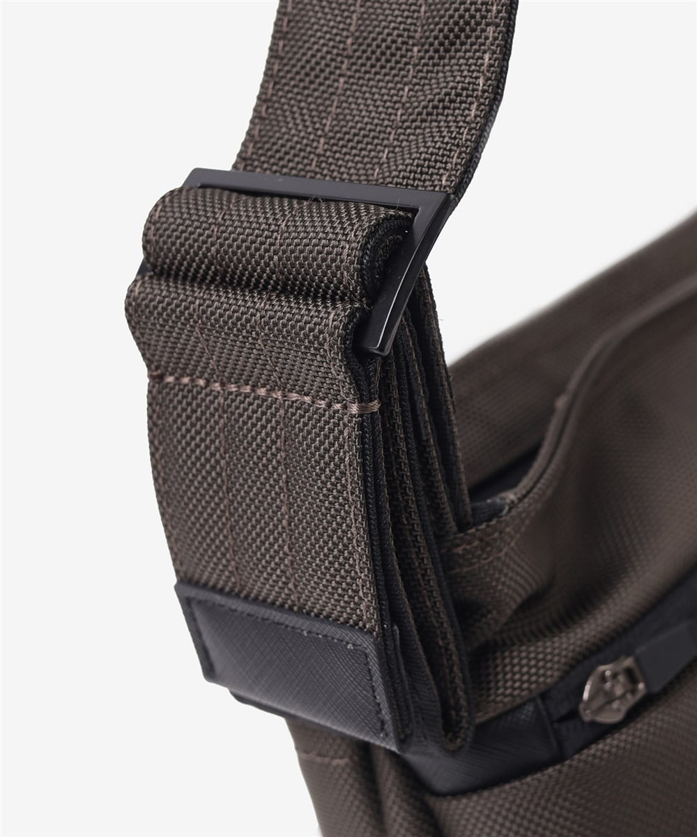 イズイット X-PAC ショルダーバッグ B4 13.3インチPC対応