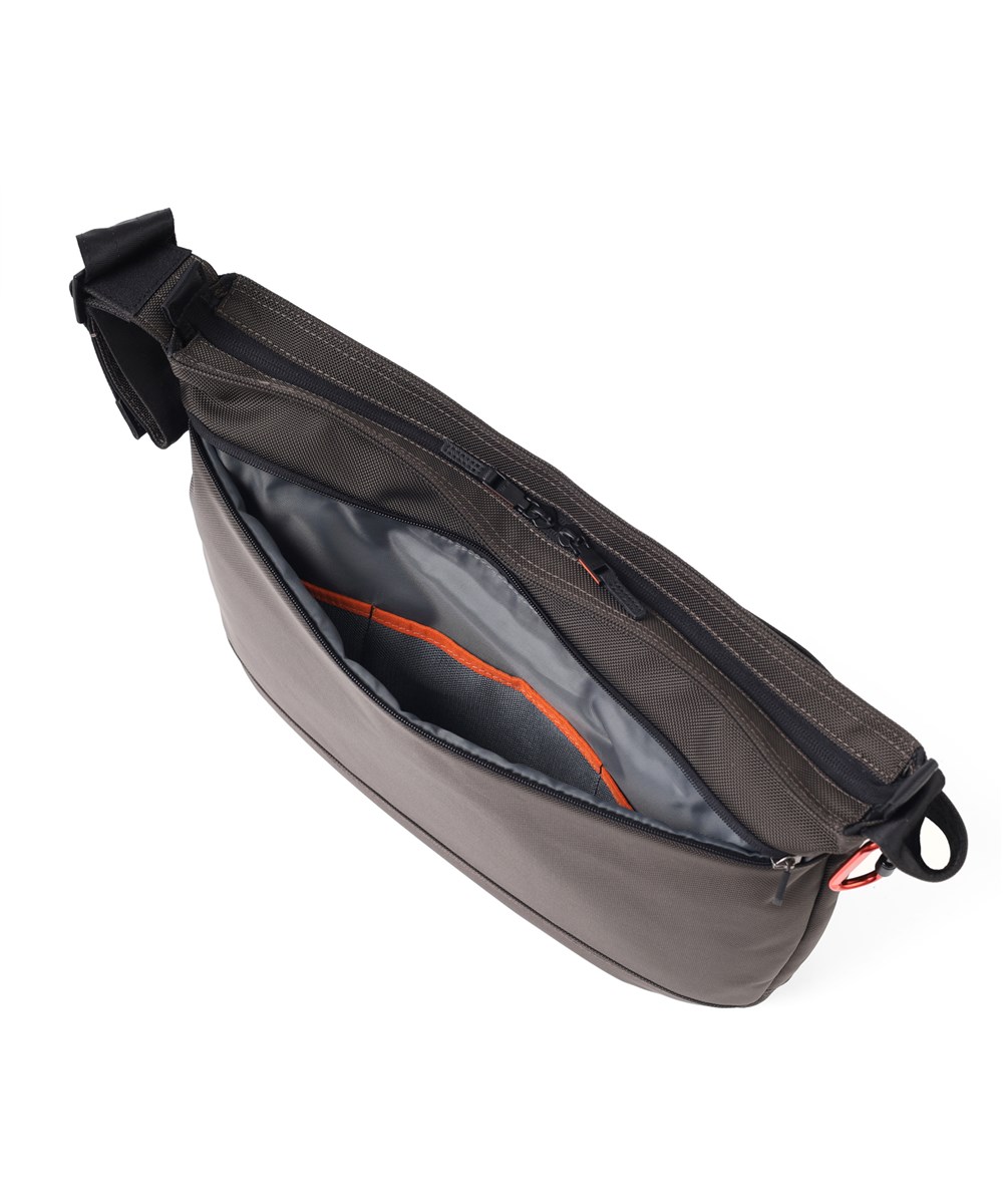 イズイット X-PAC ショルダーバッグ B4 13.3インチPC対応