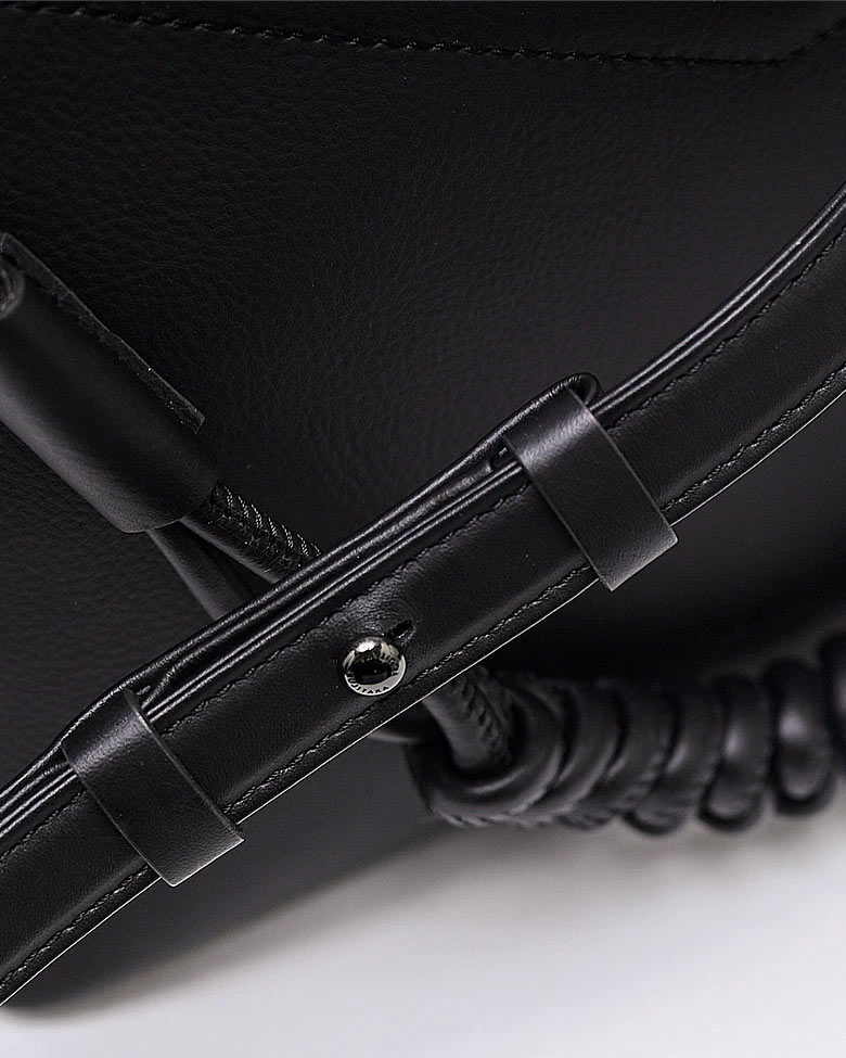 フジタカ トレッソ レザーショルダーバッグ