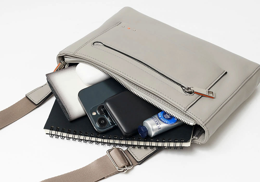 イズイット スペア レザークラッチ兼用ショルダーバッグ 2WAY