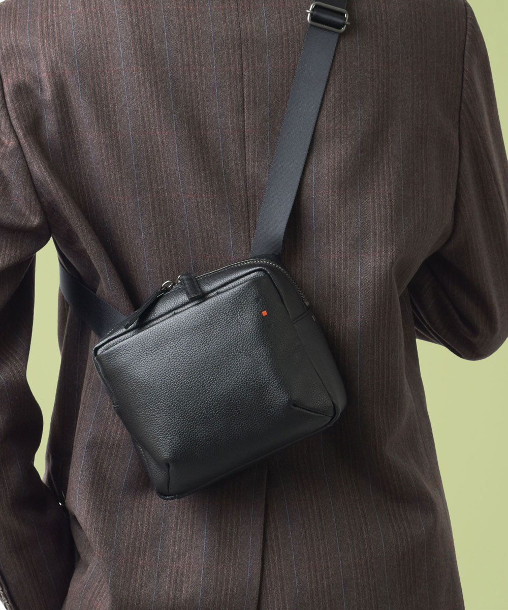 イズイット トラニオン レザーミニショルダーバッグ