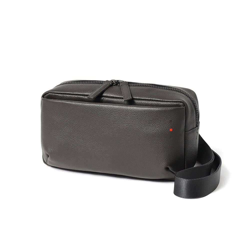 イズイット トラニオン レザーミニショルダーバッグ ヨコ型