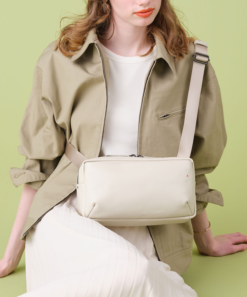 イズイット トラニオン レザーミニショルダーバッグ ヨコ型