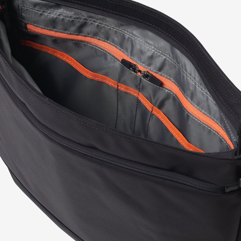 イズイット ショルダーバッグ B4